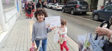 Τρίκαλα: Πλημμύρισαν γλυκύτατες «Λαζαρίνες» οι δρόμοι της πόλης (ΦΩΤΟ+VIDEO)