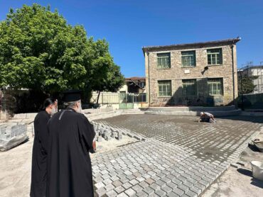 Στην πλατεία της Παναγίας Επίσκεψης ο Μητροπολίτης Χρυσόστομος