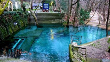 Κοιλάδα των Τεμπών: Ο καθηλωτικός ναός της Αγίας Παρασκευής και το κρυφό προσκύνημα (ΦΩΤΟ+VIDEO)