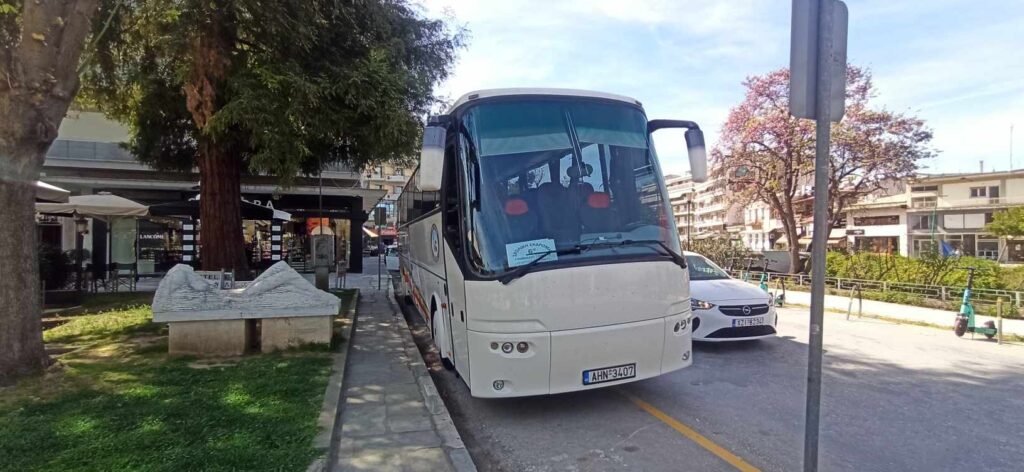 «Απόβαση» εκδρομικών λεωφορείων στα Τρίκαλα (ΦΩΤΟ)