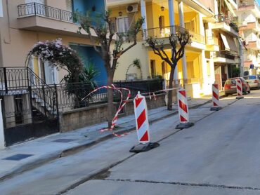 Τρίκαλα: Τη στόλισαν την Αλεξάνδρας - Έκκληση να μην παρκάρουν οχήματα (ΦΩΤΟ)