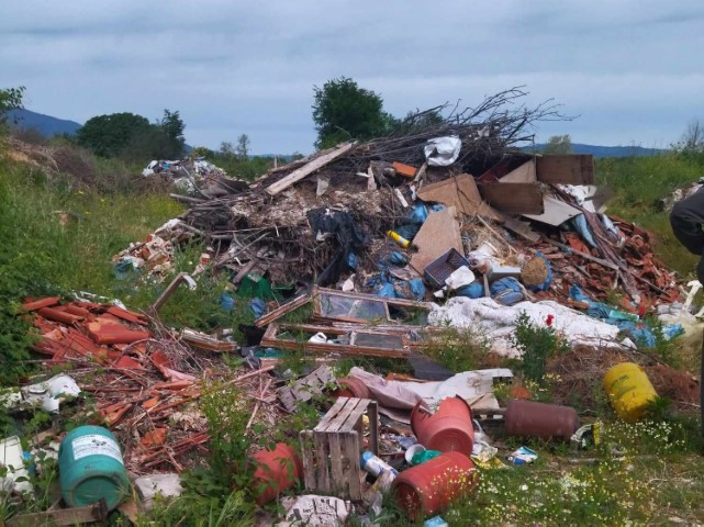«Απέραντος σκουπιδότοπος στη Δ. Π. Φαλώρειας» (ΦΩΤΟ)