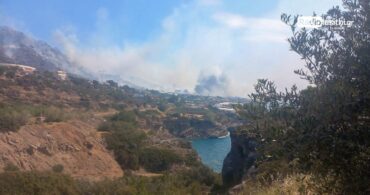 Φωτιά στην Ιεράπετρα: Βελτιωμένη η εικόνα - Μάχη με τις διάσπαρτες εστίες (ΦΩΤΟ+VIDEO)