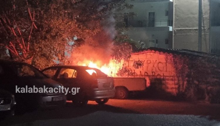 Καλαμπάκα: Στις φλόγες οχημα σε πάρκινγκ στο κέντρο της πόλης – VIDEO
