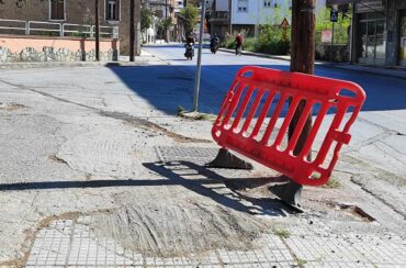 Οι εργασίες τελείωσαν αλλά ο φράχτης παραμένει...