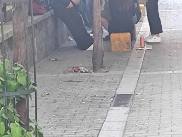 «Καπνιστήριο» η Ζιάκα - Γόπες και σκουπίδια παντού (ΦΩΤΟ)