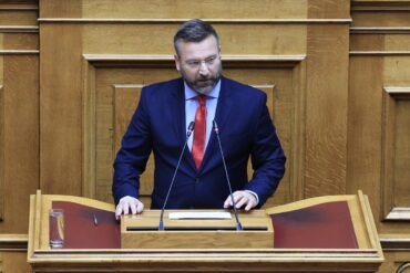 Με κάταγμα στη μύτη ο Βασίλης Γραμμένος που γρονθοκοπήθηκε από τον Φλώρο στην Βουλή