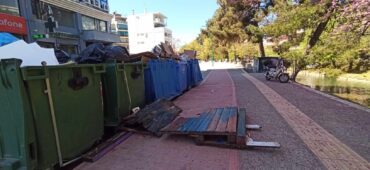 Ζέχνουν και ξεχειλίζουν οι κάδοι (ΦΩΤΟ)