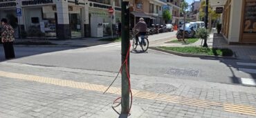 Ας μαζέψει κάποιος τα εκτεθειμένα καλώδια σε κολώνα της Βύρωνος