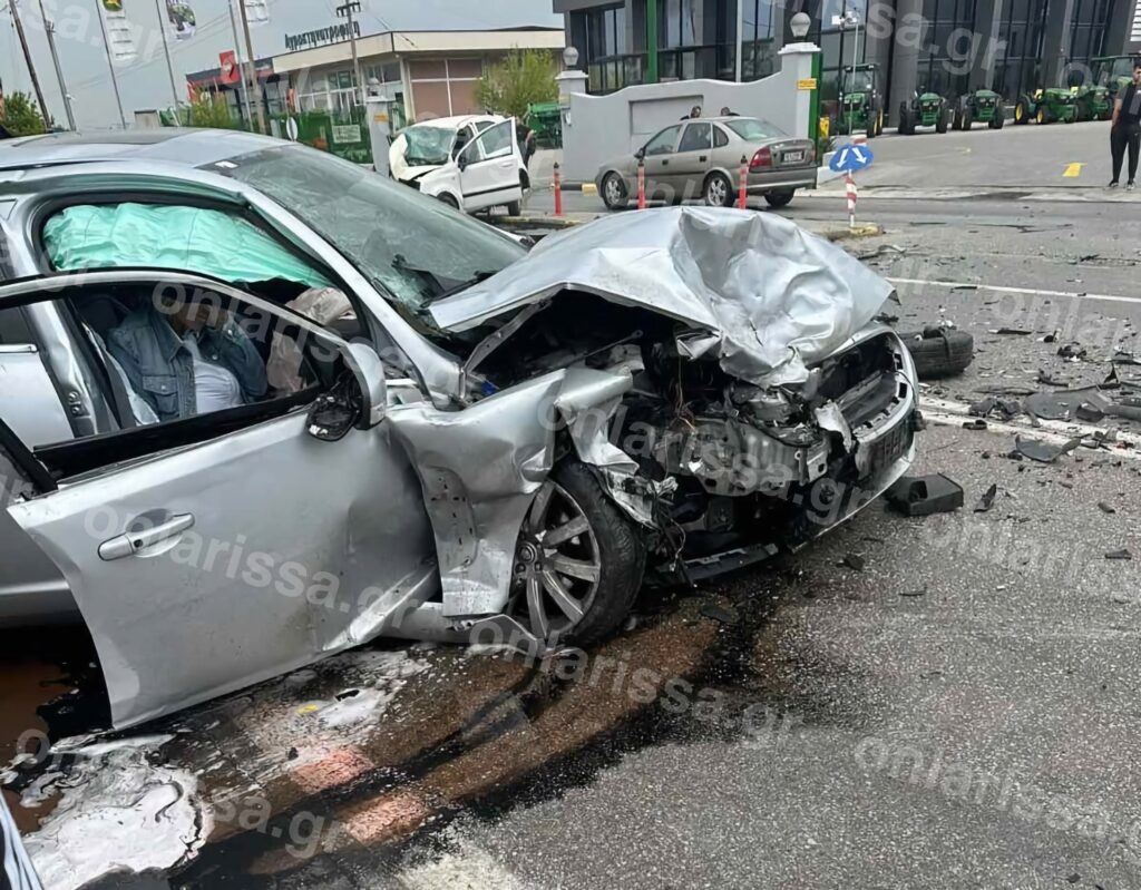 Καραμπόλα με τρία αυτοκίνητα στη Λάρισα - Το ένα «πέταξε» στον αέρα! (ΦΩΤΟ)
