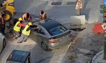 Κακός χαμός για μια λακκούβα στο κέντρο της Λάρισας (ΦΩΤΟ)