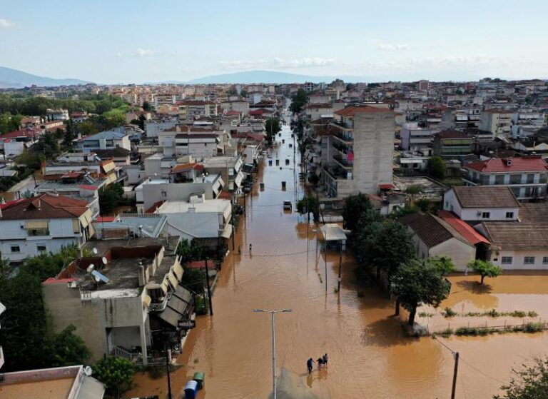 Διαμαρτυρία για πλειστηριασμό κατοικίας πλημμυροπαθούς στη Λάρισα