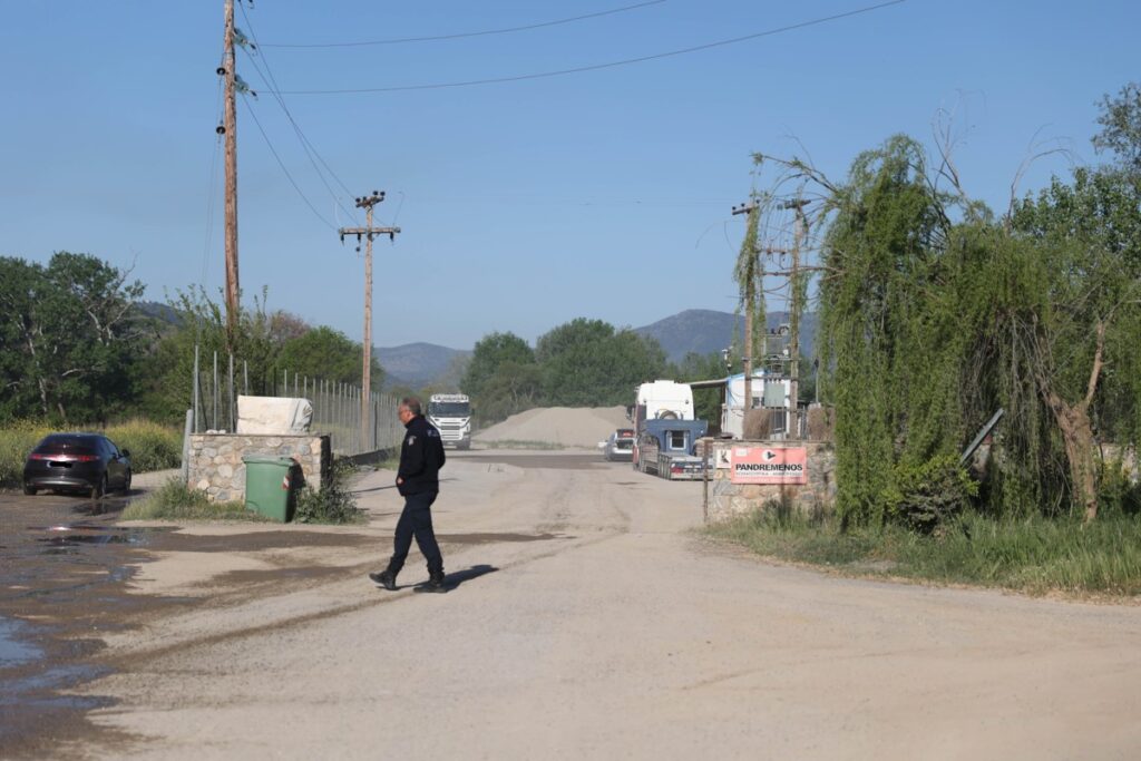 Σε εξέλιξη επιχείρηση δειγματοληψίας στα χώματα που μεταφέρθηκαν από τα Τέμπη (φωτ.)