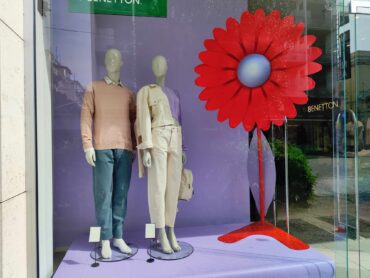 Με «ανοιξιάτικο» αέρα οι βιτρίνες στα Τρίκαλα (ΦΩΤΟ)