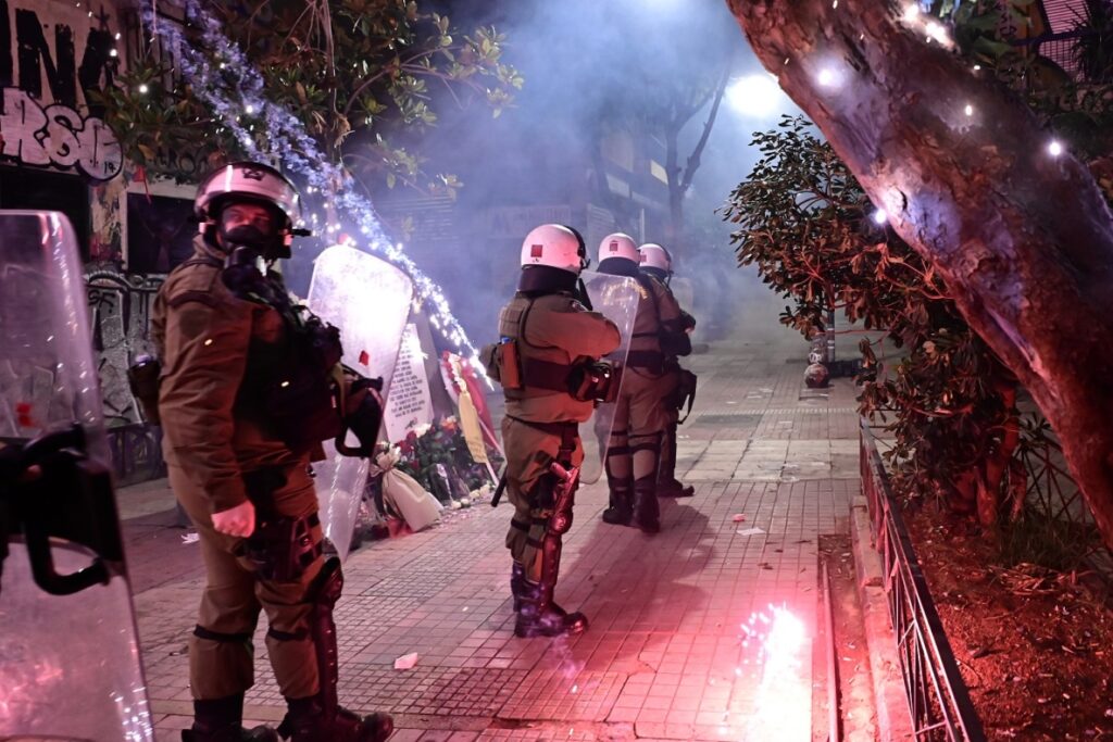 Τραυματίας αστυνομικός μετά από επίθεση αγνώστων στα Εξάρχεια
