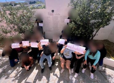 Τέμπη: Έδωσαν αποβολή σε μαθητές επειδή ήθελαν να τραγουδήσουν για την τραγωδία σε σχολική γιορτή