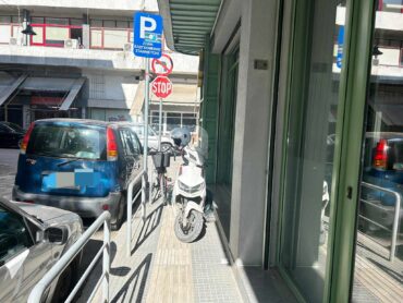 Τρίκαλα: «Καβάλησε» πεζοδρόμιο με δίκυκλο και το παράτησε εκεί!