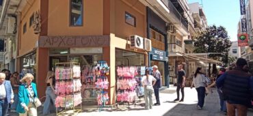Ξεχύθηκαν στα καταστήματα για λαμπάδες οι νονοί στα Τρίκαλα