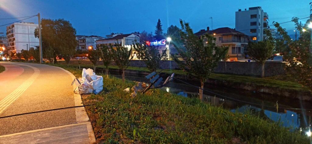 Ακολουθώντας παραποταμίως ένα μαύρο λάστιχο