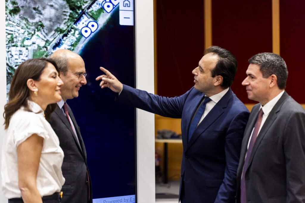 Εφαρμογή για να καταγγέλουν οι πολίτες αυθαιρεσίες σε παραλίες παρουσίασε ο Παπαστεργίου