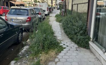 Χορτάριασαν και τα πεζοδρόμια στα Τρίκαλα