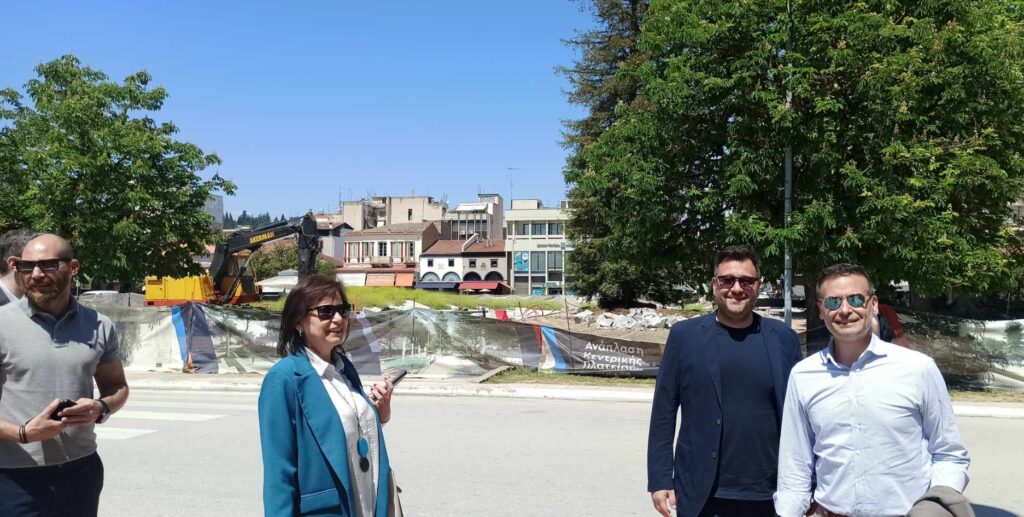 Στάση στην Κεντρική Πλατεία Τρικάλων ο δήμαρχος Αθηναίων Χάρης Δούκας