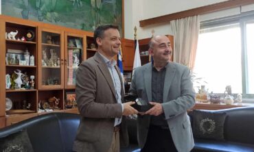 Νίκος Σακκάς με Χάρη Δούκα υπό το βλέμμα της παράταξης του Γ. Ηλιάδη