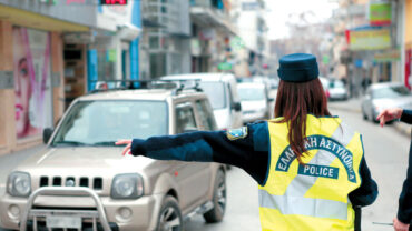 Γιορτές στον δρόμο για την Τροχαία Τρικάλων