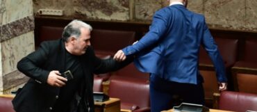 Ξύλο στην Βουλή! Πρώην βουλευτής των Σπαρτιατών γρονθοκόπησε βουλευτή της Ελ. Λύσης (ΦΩΤΟ)