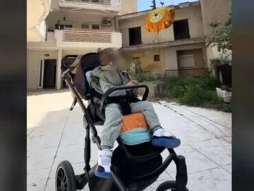 Παιδάκι αφήνει ένα μπαλόνι στον ουρανό για τη μαμά του που χάθηκε στα Τέμπη (VIDEO)