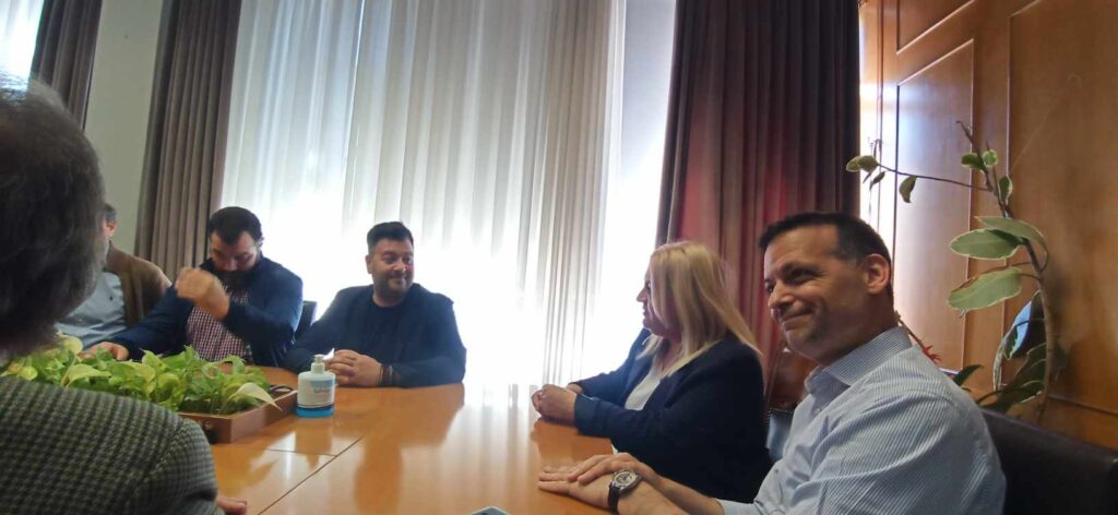 Η Χρύσα Ντιντή υποδέχεται Χάρη Δούκα και παράταξη Γ. Ηλιάδη στο γραφείο της