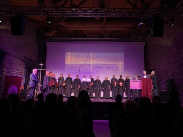 Κατανυκτική απόδοση των ύμνων της Μ. Εβδομάδας στα Τρίκαλα (ΦΩΤΟ)