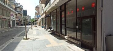 Οδός Καραϊσκάκη – Από τη μία Open Mall από την άλλη κλειστά μαγαζιά (ΦΩΤΟ)