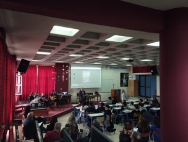 Η καθηγήτρια της Φιλοσοφικής Σχολής Μαρίζα Φουντοπούλου στο 7ο Πειραματικό Γυμνάσιο Τρικάλων