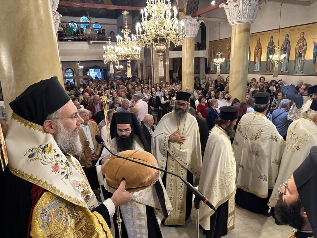 Τα Τρίκαλα γιόρτασαν τους Αγίους Κωνσταντίνο και Ελένη (ΦΩΤΟ)
