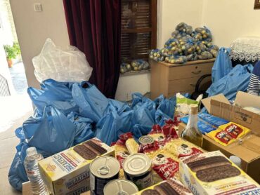 Δέματα αγάπης στα Τρίκαλα - Κάνεις να μη μείνει νηστικός το Πάσχα (ΦΩΤΟ)