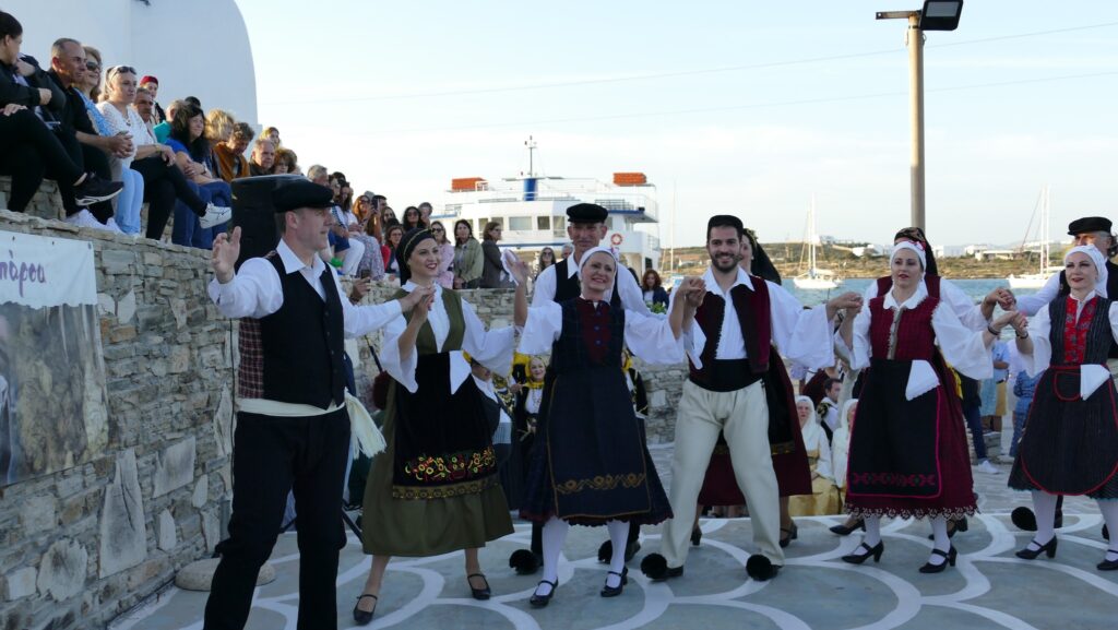 Στην Αντίπαρο το Δημοτικό Χορευτικό Συγκρότημα Τρικάλων (ΦΩΤΟ)