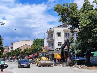 Εκσκαφέας εν δράση στην Κεντρική Πλατεία Τρικάλων - Στο σημείο και η αστυνομία (ΦΩΤΟ+VIDEO)
