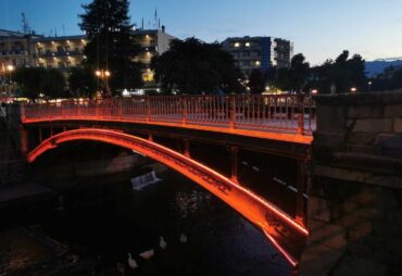 «Ντύθηκε» στα πορτοκαλί η Κεντρική Γέφυρα Τρικάλων για τη Σκλήρυνση Κατά Πλάκας