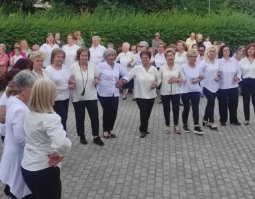 Στην πίστα ΚΑΠΗ των Τρικάλων - Μεγάλη γιορτή με ελληνικούς χορούς (ΦΩΤΟ)