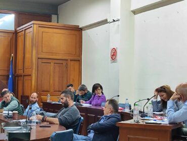 Πυρά της αντιπολίτευσης στον Καταβούτα: Στον «αέρα» οι σχολικές μονάδες - Πότε θα απομακρυνθεί ο αμίαντος; (VIDEO)