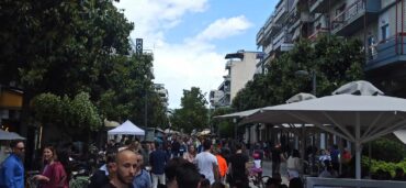 Τρέχουν να προλάβουν οι Τρικαλινοί - Τί ώρα κλείνουν σήμερα τα μαγαζιά (ΦΩΤΟ)