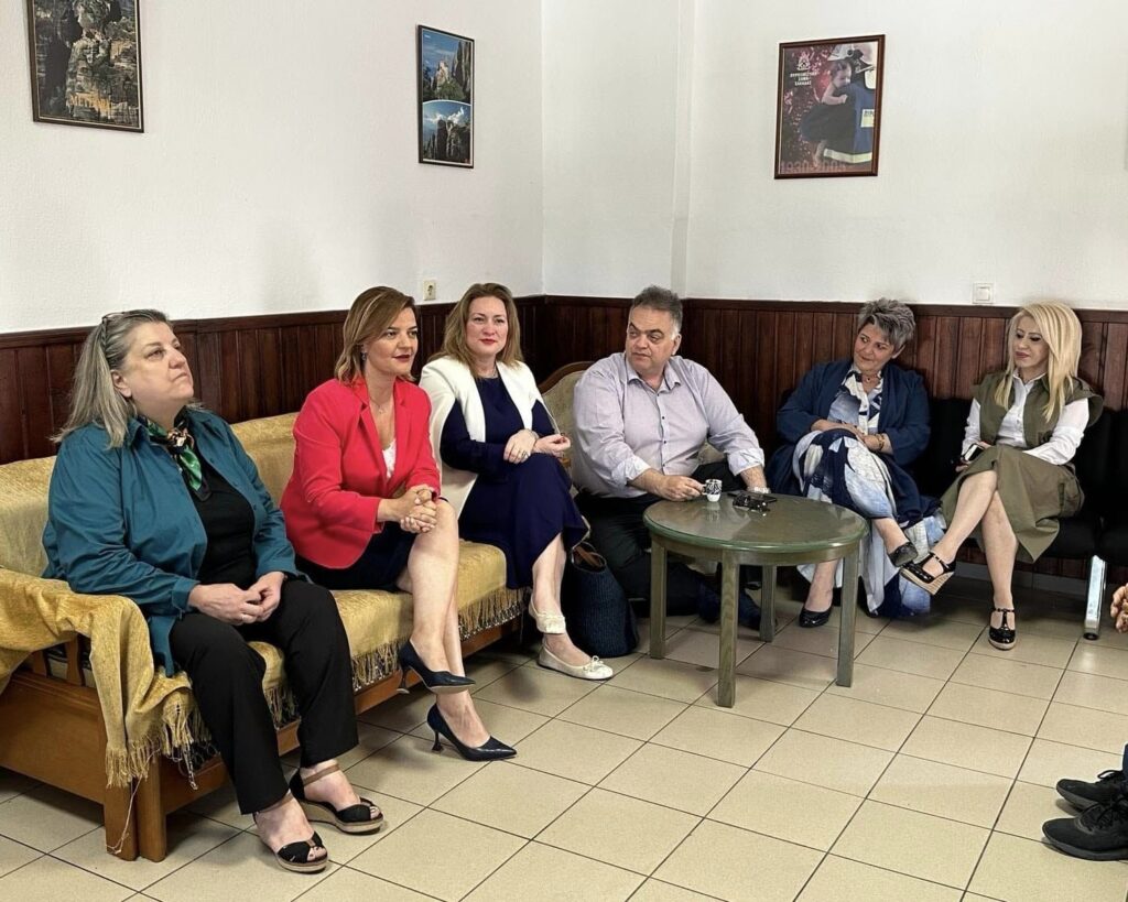 Ξεπροβόδισε Μ. Κεφάλα και Μ. Μυρογιάννη και υποδέχεται Σοφία Ζαχαράκη