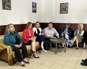 Ξεπροβόδισε Μ. Κεφάλα και Μ. Μυρογιάννη και υποδέχεται Σοφία Ζαχαράκη