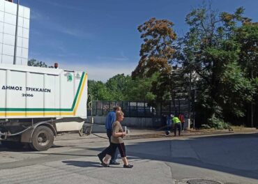 Τρίκαλα: Μπροστά η υδροφόρα να πλένει και πίσω ο εργαζόμενος να ρίχνει πριονίδι
