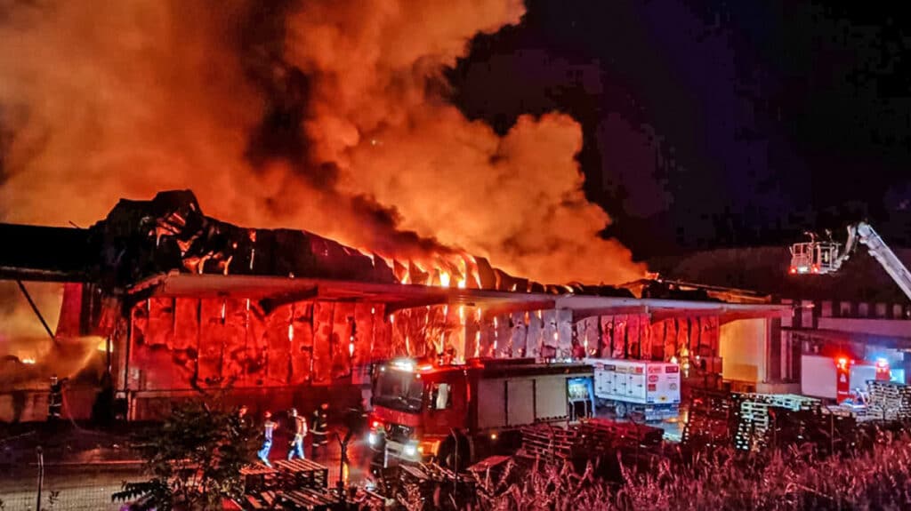 Από πρόθεση η φωτιά στο εργοστάσιο τροφίμων στη Λαμία