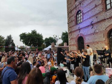 Με ροκ επιτυχίες ξεσήκωσε το Παιδικό Φεστιβάλ συγκρότημα Τρικαλινών (ΦΩΤΟ+VIDEO)