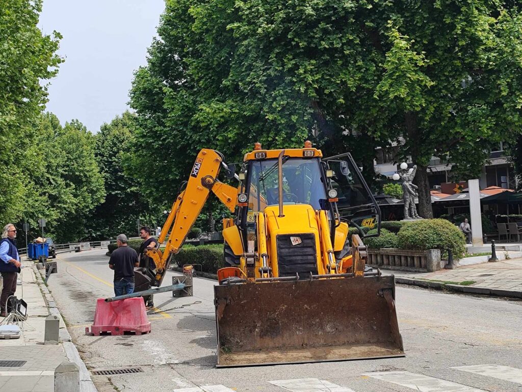 Χαλαρό μεσημεράκι με τη μπουλντόζα στα... ανοιχτά στα Τρίκαλα