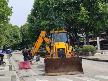 Χαλαρό μεσημεράκι με τη μπουλντόζα στα... ανοιχτά στα Τρίκαλα