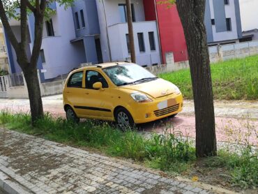 Τρίκαλα: Το πάρκαρε και σε πεζοδρόμιο και σε ποδηλατόδρομο